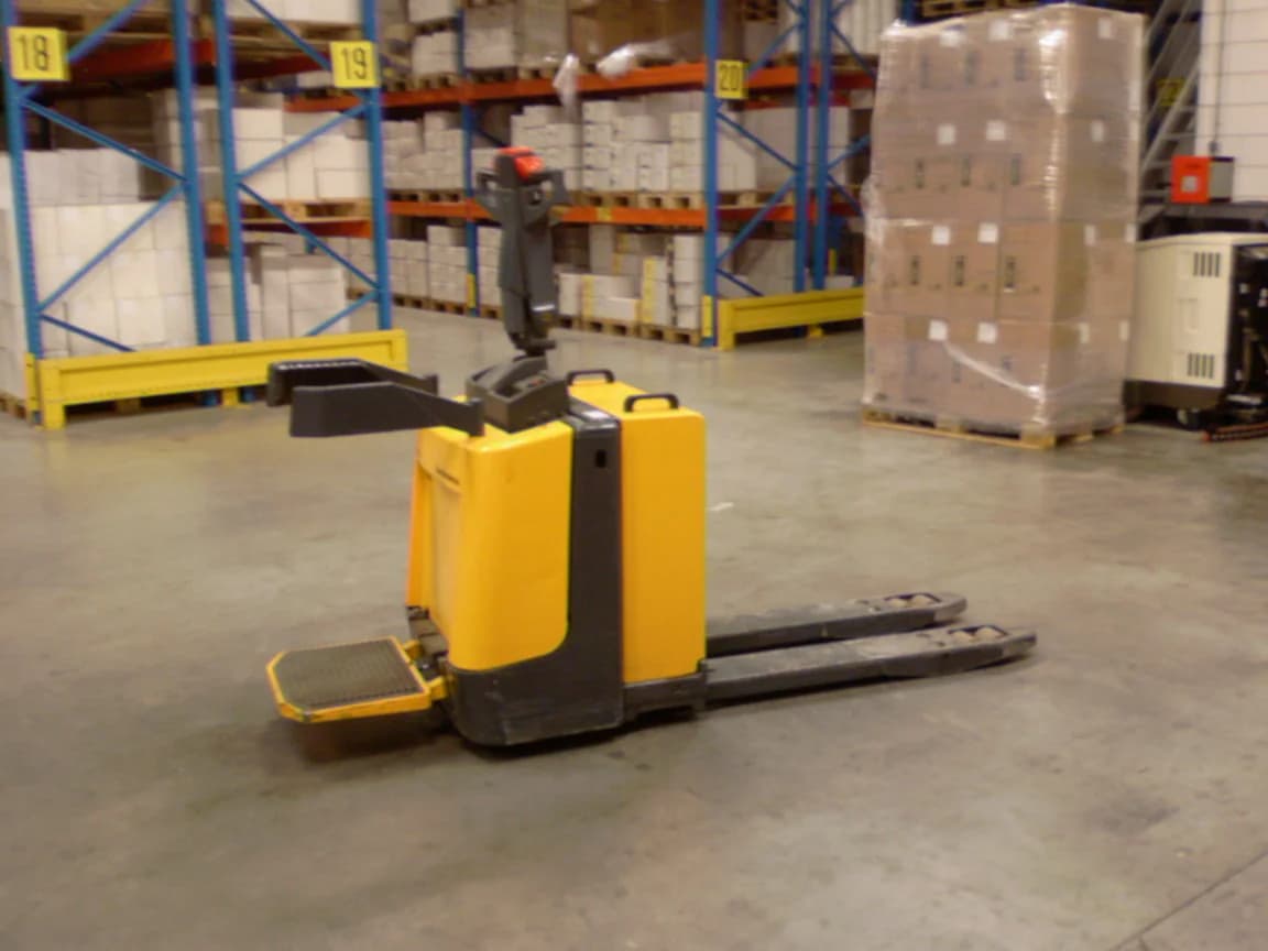 Elektrische pallettruck bij palletstellingen in een warehouse